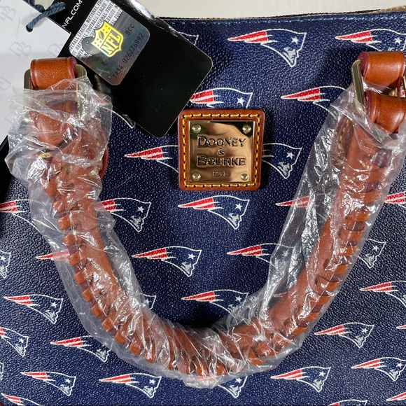 Patriots Domed NFL Crossbody Zip Satchel - Picture 6 of 8